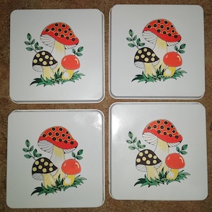 Couvre-brûleurs carrés pour cuisinière à gaz thème Merry Mushrooms - Lot de 4 + aimant photo champignons