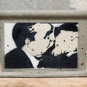 Berliner Mauer mit Bruderkuss-Graffiti. Ikonisches Betonmodell. Souvenir. Streetart