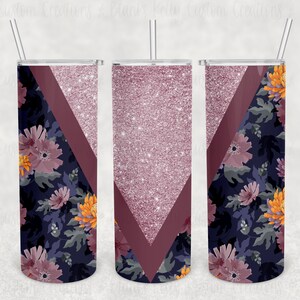 Puede incluir: Tres vasos de acero inoxidable con un diseño geométrico. Los vasos presentan un fondo de purpurina rosa, un patrón de chevron burdeos y un patrón floral con flores rosas, naranjas y azules sobre un fondo azul marino.