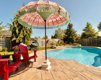 Sombrilla de boda rosa – Parasol balinés artesanal con borlas para fotos y decoración de ceremonia