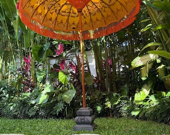 Ombrellone balinese giallo - Ombrellone da giardino dipinto a mano con frange e nappe arancioni