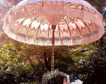 White and Gold Balinese Parasol – Hand-Painted Garden Umbrella with Tassels for Indian Wedding, Patio and Outdoor Ceremony