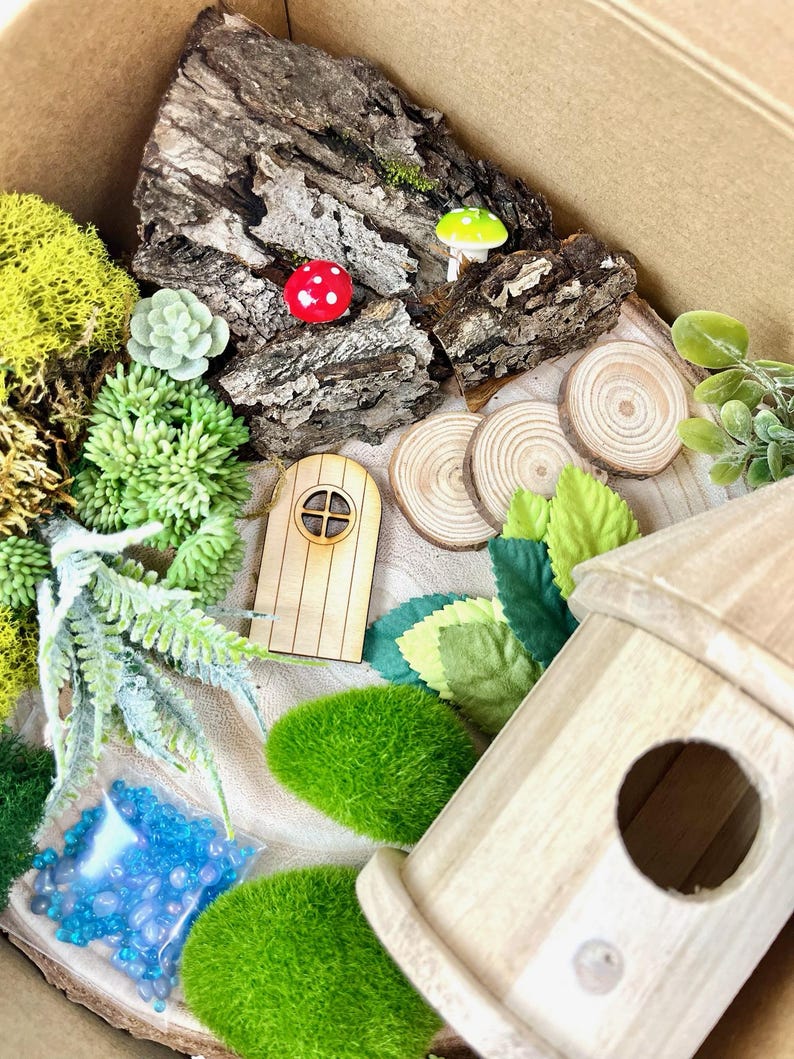 Puede incluir: Un kit de jard&iacute;n de hadas en miniatura con una casa de madera, una peque&ntilde;a puerta y una variedad de plantas verdes y musgo. El kit tambi&eacute;n incluye rodajas de madera, cuentas de vidrio azules y peque&ntilde;as figuras de hongos.