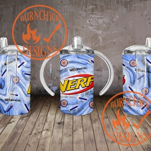 Puede incluir: Tres vasos de plástico transparente con diseños de mármol azul y blanco y detalles negros. Los vasos tienen asas y presentan el logotipo de Nerf y el texto "It's Nerf or Nothing".