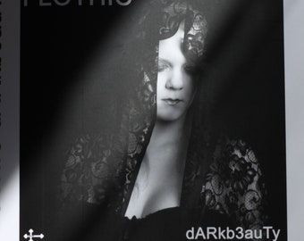 Libro de fotografía en blanco y negro, fotolibro de bellas artes, estética oscura, edición limitada, fotolibro firmado, fotografía noir, arte conceptual.
