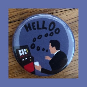 Puede incluir: Un botón azul con un contorno blanco y la palabra "HELLO" en texto blanco. Un hombre de dibujos animados con un traje negro está mirando una pantalla de computadora con un globo de pensamiento sobre su cabeza que dice "..."