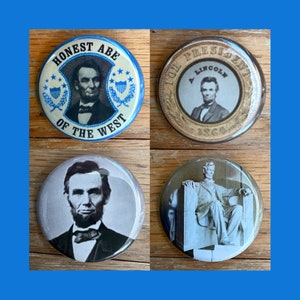 Puede incluir: Cuatro botones redondos con imágenes de Abraham Lincoln. El primer botón dice "Honest Abe of the West" y muestra un retrato de Lincoln. El segundo botón dice "For President 1864" y muestra un retrato de Lincoln. El tercer botón muestra un retrato de Lincoln. El cuarto botón muestra una estatua de Lincoln.