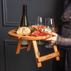 Mesa de vino al aire libre, mesa portátil de madera, bandeja de cama plegable, mesa de picnic para servir, regalo personalizado, regalo de inauguración de la tabla de vinos de sommelier