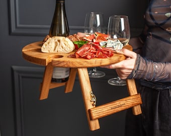 Tavolo da vino all'aperto, tavolo portatile in legno, vassoio da letto pieghevole, tavolo da picnic, regalo personalizzato, tavola da vino sommelier, regalo di inaugurazione della casa