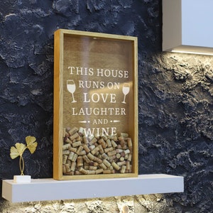 Letrero familiar de madera personalizado, accesorios para vino, soporte para corchos de vino, letrero rústico para vino, decoración con nombre familiar, arte con corchos de vino, marco para corchos de vino