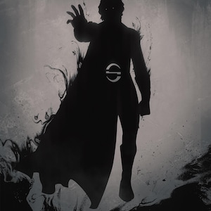 Peut inclure: Une silhouette noire d'un personnage en cape avec des yeux blancs brillants et un emblème circulaire sur la poitrine. Le personnage se tient sur un fond gris texturé avec des tourbillons d'encre sombre à la base. Le texte @ M I Z U R I A U est en bas.