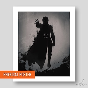 Peut inclure: Une affiche monochrome représentant la silhouette sombre d'une figure en cape avec une main tendue vers l'avant. La figure arbore un emblème circulaire sur la poitrine et est entourée de textures fumées tourbillonnantes sur un fond gris clair.