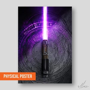 Peut inclure: Un sabre laser violet avec une lame brillante est présenté sur un fond gris foncé texturé. Le sabre laser a une poignée noire et bronze. Les mots "PHYSICAL POSTER" sont dans un rectangle orange en bas.