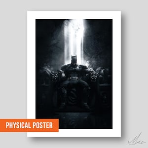 Puede incluir: Un póster en blanco y negro que muestra a Batman sentado en un trono. La imagen es una representación dramática del superhéroe, con luz que viene de arriba. El póster tiene las palabras "PHYSICAL POSTER" en un recuadro naranja.