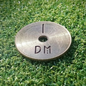 Marcador de pelota de golf de metal de latón personalizado. Grabado láser personalizado. Regalo de aniversario. Colgante de collar. Regalo nuevo para el día de la boda. Regalo para el padrino.