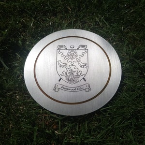Targhette segna tee da golf in metallo personalizzate - Targa incisa al laser, stemma del club, logo aziendale o della società o personalizzazione. Insegna incisa.