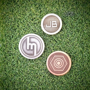 Marcador de pelota de golf personalizado en relieve de cobre, latón, acero o aluminio. Nombre o diseño grabado con láser. Moneda de boda para decisión de juego EDC.