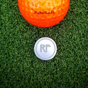 Marcador de pelota de golf personalizado - Aluminio de 20 mm con texto personalizado grabado a láser. Ficha de juego de mesa. Moneda de decisión. Regalo para golfistas. Moneda de sobriedad.