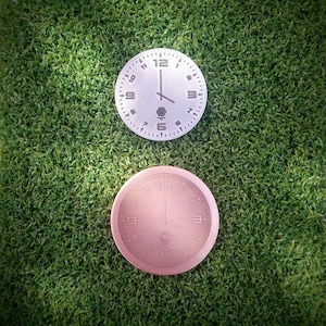 Marcador de pelota de golf con esfera de reloj grabado a medida para cualquier momento. Hora del nacimiento del bebé. Regalo de aniversario de boda para parejas. Símbolo de amor con esfera de reloj.