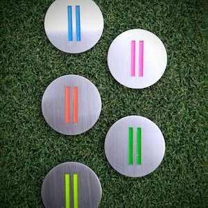 Marcador de pelota de golf personalizado de acero inoxidable con pintura fluorescente ultravioleta. Pieza de juego de mesa, ficha de boda, colgante de club, EDC, disco Tron.