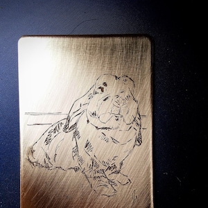 Lasergegraveerde kunstbeeldconversie of fotosilhouet op koperen, staal of messing metalen plaquette. Aankondigingskaart. Gepersonaliseerde kaart.