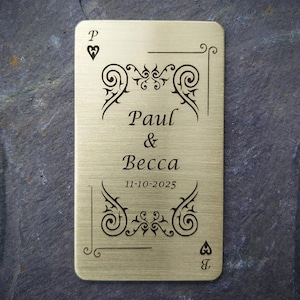 Placa de latón con naipes personalizados - Tarjeta de anuncio de fecha de boda / Escritura a mano grabada / Regalo de aniversario para novio / Regalos para novia.