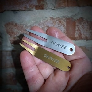 Stainless Steel personalised golf divot tool, pitch mark repairer - With laser engraved custom text or logo. Golf tour gift. Putting tool.