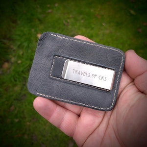 Pinza para billetes de acero con monograma - Grabado láser personalizado. Con monedero y tarjetero de cuero. Para llevar en el día a día, minimalista. Regalo para el Día del Padre o para el padrino.