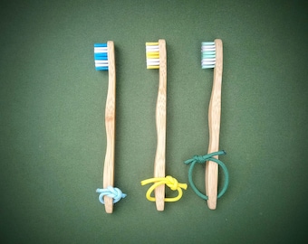 Personalised bamboo golf club brush, groove cleaner - With laser engraved text personalisation. Camping brush. Golf bag & club cleaner.