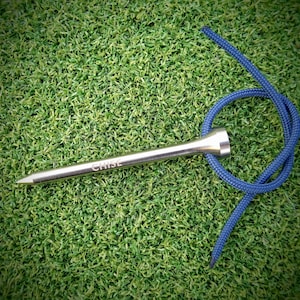 Tee de golfe de titânio com personalização gravada a laser. Ferramenta de reparo de marca de passo personalizada de ponta única. Limpador de sulcos. Chaveiro de presente de golfe.