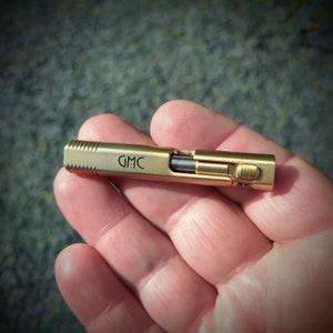 Messing retro minibolt-actiepen - Gepersonaliseerde naamlasergravure. Schrijfhulpmiddel, golfscorekaartpen. EDC, zakdraagtas, kampeerset.