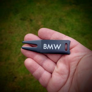 Aluminium personalised golf divot tool, pitch mark repairer - Custom laser engraving. Black, Green, Red, Rose Gold. Golfer tour gift.
