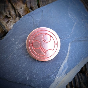 Seu nome gravado em Circular Gallifreyan - Metal, tinta reativa brilhante. Cosplay de Doctor Who. Réplica de acessório. Peça de jogo. Presente geek. Distintivo de broche.