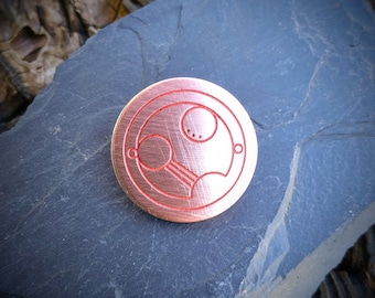 Il tuo nome inciso in Gallifreyan circolare - Metallo, vernice fluorescente. Cosplay di Doctor Who. Replica di un oggetto di scena. Regalo geek. Spilla. Collana.