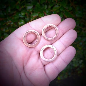 Marcador de pelota de golf personalizado - Anillo de cobre con texto grabado a láser. Ficha de juego de mesa. Colgante. Donut metálico. Regalo de aniversario de bodas.