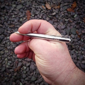 Mini stylo à bille en métal 11 cm - Personnalisation du prénom gravé au laser. Stylo pour carte de score de golf. EDC, poche de camping. Cadeau de remplissage de bas.