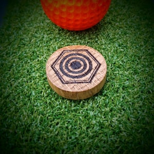 Marcador de pelota de golf personalizado de madera de roble o iroko. Personalización grabada con láser. Pieza de juego de mesa. Colgante para collar. Regalo de aniversario de bodas.