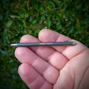 Tytanowy mini długopis z zamkiem błyskawicznym - grawerowane imię i nazwisko. Długopis z kartą wyników golfowych. Prezent na ukończenie szkoły przez ucznia. Wielofunkcyjne narzędzie EDC. Zestaw kempingowy.