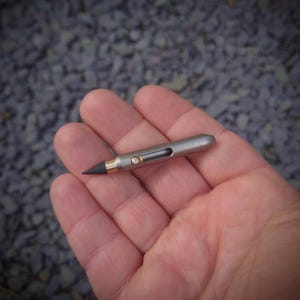 チタン製ミニボルトアクションペンシルスクライブ、永久ペン - 刻印によるパーソナライズ。筆記具。ゴルフスコアカード。ポケットEDC。キャンプ用品ギフト。