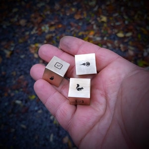 Cubo de latón, cobre o aluminio con personalización grabada a láser. Número de mesa para bodas. Pieza de juego de mesa. Pisapapeles. Marcador de pelota de golf.