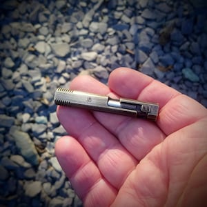 Messing retro minibolt-actiepen - Gepersonaliseerde naamlasergravure. Schrijfhulpmiddel. Golfscorekaartpen. EDC, draagtas. Cadeau kampeerset.