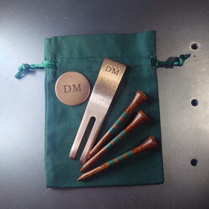 Personalisiertes Golf-Geschenkset aus Kupfer – Gravierter Ballmarker, Pitchgabel, Retro-Tees & Tasche | Hochzeitstag | Geburtstagsgeschenk für Golfer.