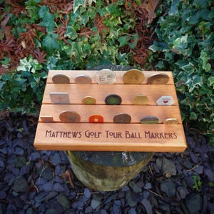 Soporte de exhibición para marcadores de pelotas de golf de madera de cerezo maciza - Personalización grabada con láser / Pedestal para monedas conmemorativas / Regalos de golf únicos hechos a mano.