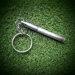 Mini metalen telescopische balpen en sleutelhanger - lasergegraveerde naampersonalisatie. Golfscorekaartpen. EDC. Kampeercadeau. Geocachen.
