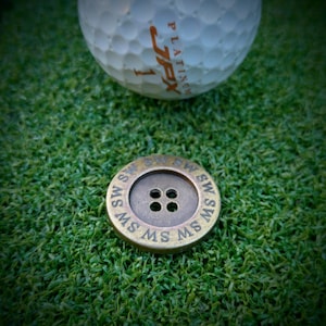 Marcador de pelota de golf personalizado - Botón con efecto bronce - Texto grabado con láser. Ficha de juego de mesa. Colgante para collar. Regalo de costura. Aniversario de bodas.