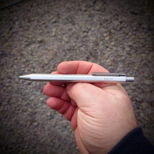 Penna a sfera in metallo personalizzata Muji - Nome o iniziali incisi al laser. Penna con segnapunti da golf. EDC. Ritorno a scuola. Regalo per testimone di nozze e damigella d'onore