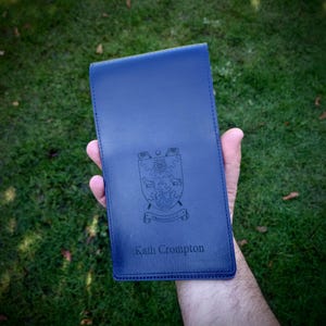 Porta scorecard da golf personalizzato, custodia per libretto di misure da torneo - Similpelle PU blu. Nome o logo del club inciso al laser. Regalo per golfisti.