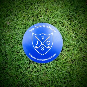 Targhe personalizzate per segnapunti da golf - Incisioni laser dello stemma del club, del logo aziendale e del testo. Arredo per campi da golf. Targa incisa.