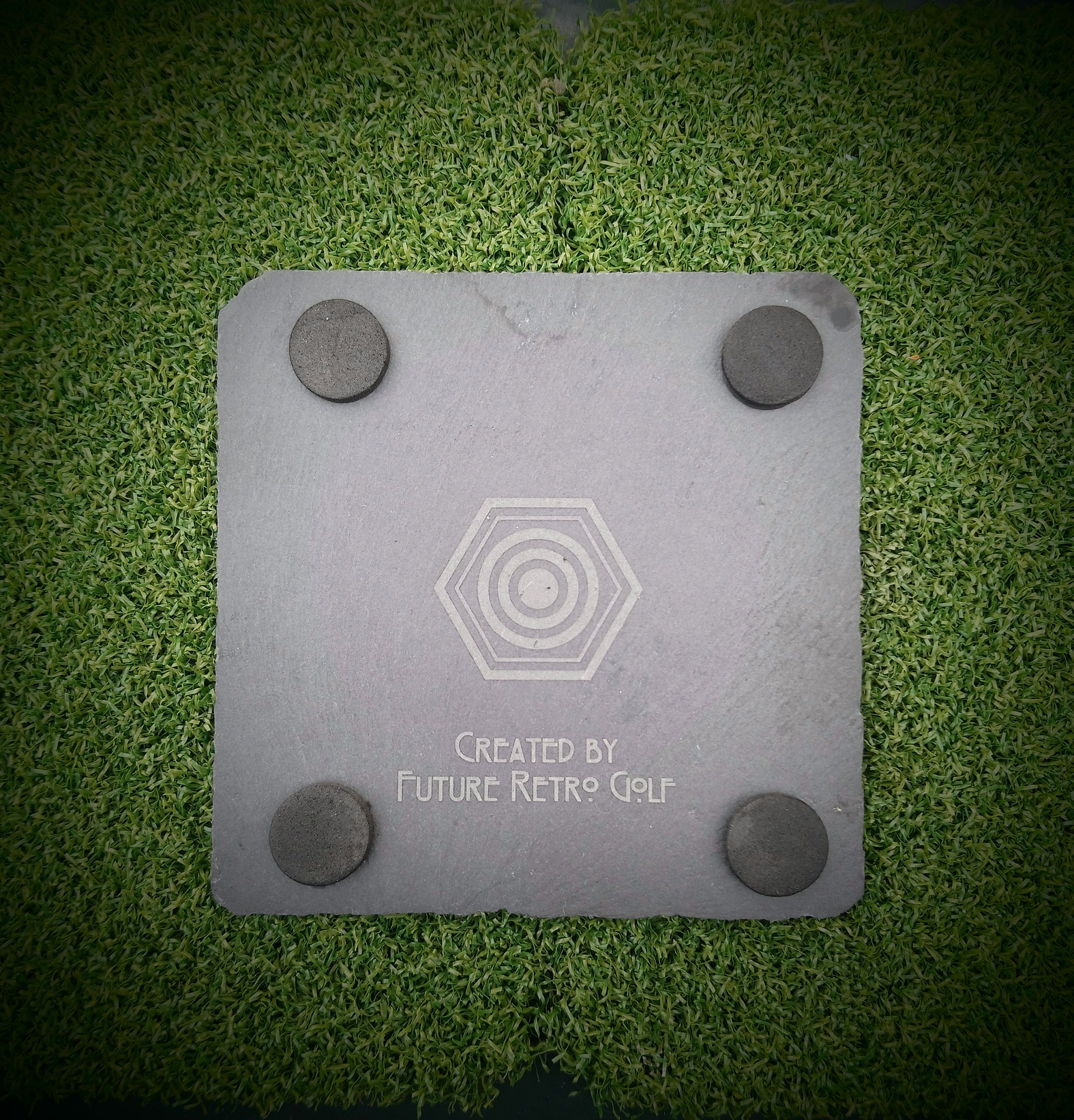 Sottobicchiere in ardesia personalizzato - Testo inciso al laser, scrittura a mano, disegno al tratto o logo. Targa in pietra con mappa del campo da golf. Regalo per anniversario di matrimonio