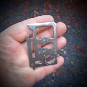 Roestvrijstalen multitoolkaart: lasergegraveerde personalisatie. Flesopener, schroevendraaier, moersleutel. Survivaltool, kampeergadgetcadeau.
